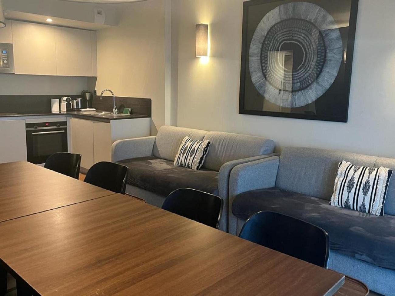 Urbanflat 130 - Beautiful 4 Bedroom *